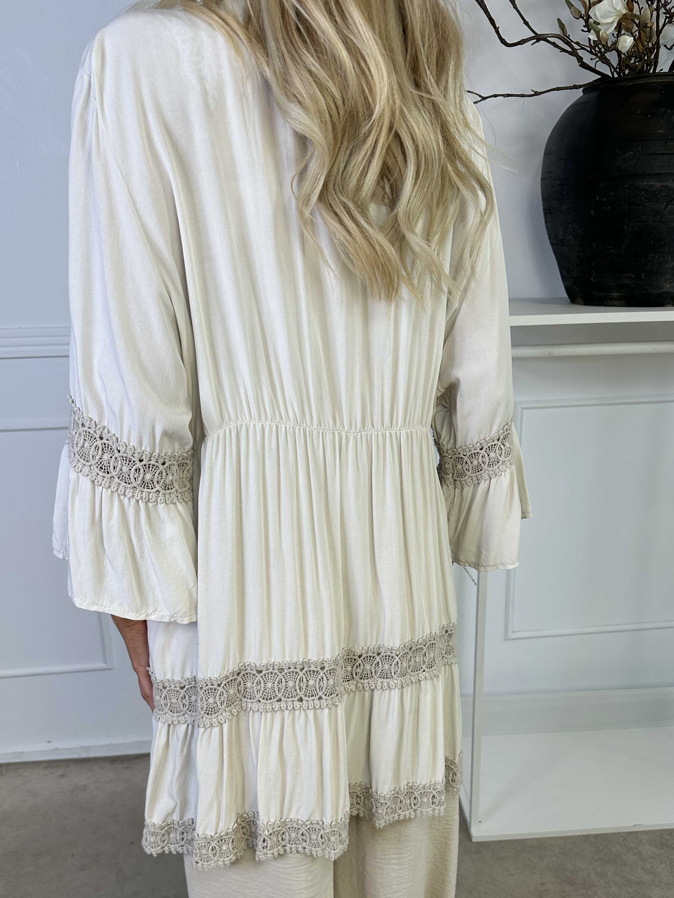 Kiki - Söt kimono med fin spets